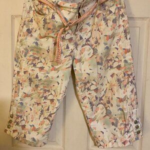Floral Capri pants with belt